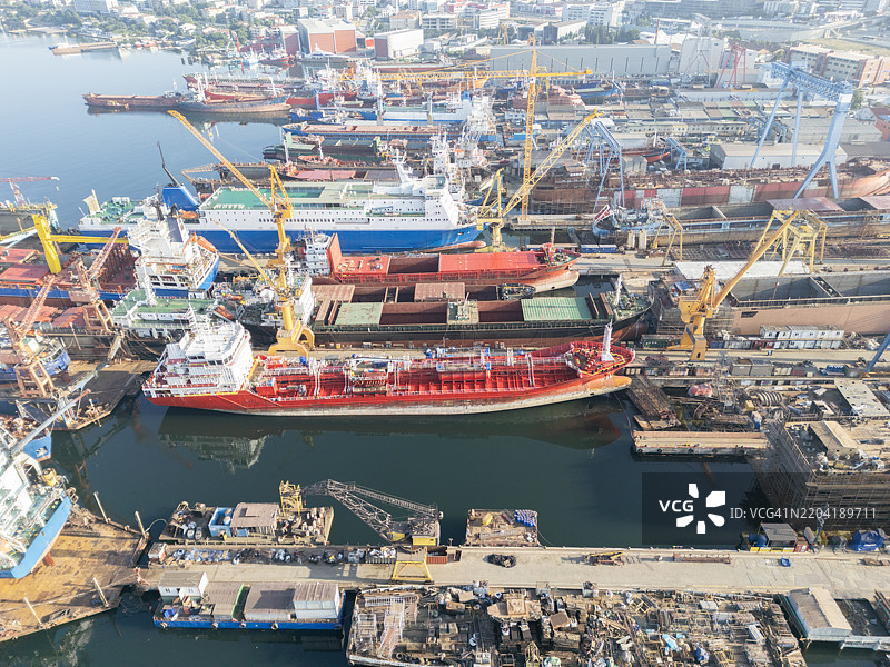 船厂干船坞维护和修理货船及油船的空中视图。图片素材
