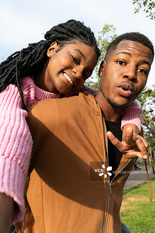 两个年轻学生在公园里自拍图片素材