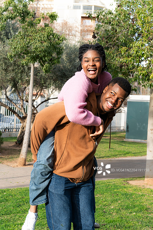 学生们在城市公园里背着彼此图片素材