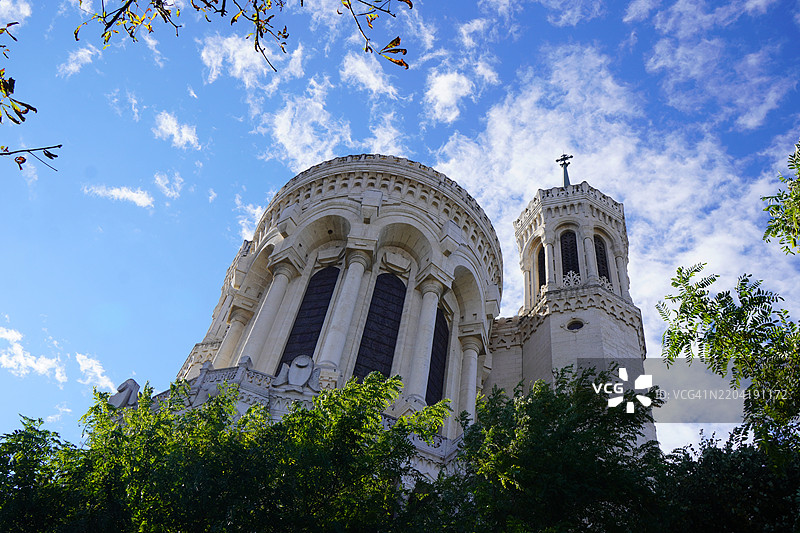 四维耶圣母大教堂仰望，树木，法国里昂图片素材