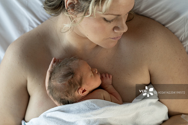 母亲与新生儿在宁静的亲密时刻图片素材