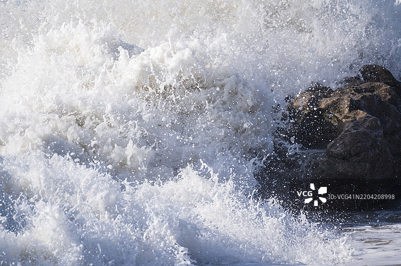 强烈的海浪拍打岩石图片素材