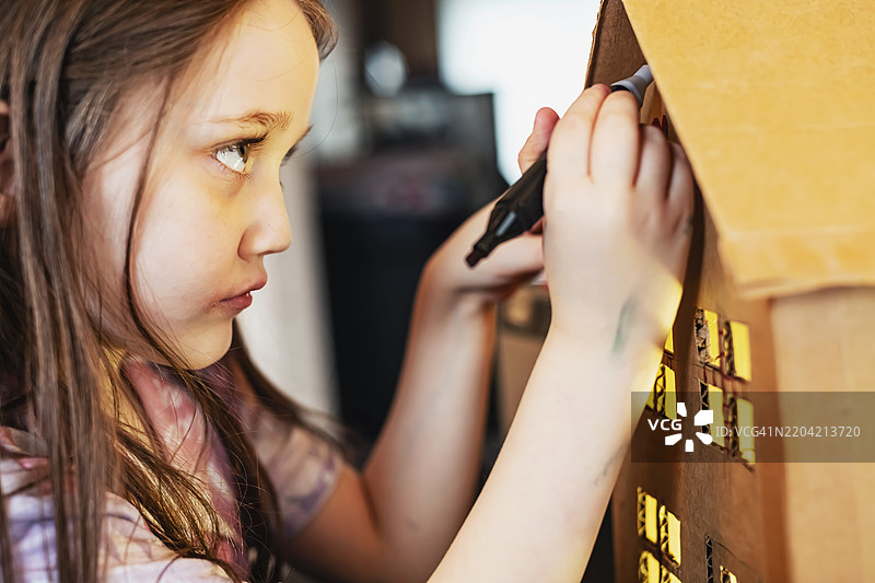 女孩装饰纸板房屋图片素材