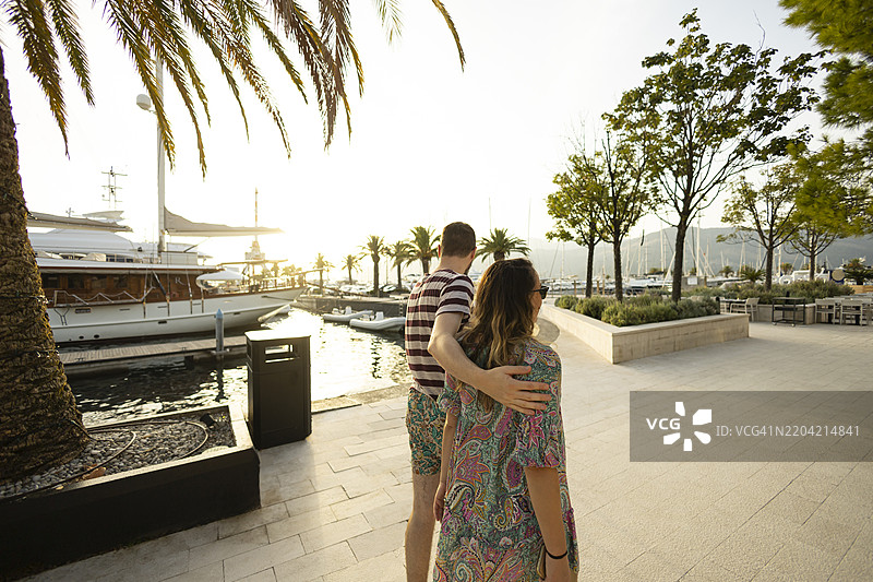 情侣在码头享受阳光明媚的一天，准备去探索。图片素材