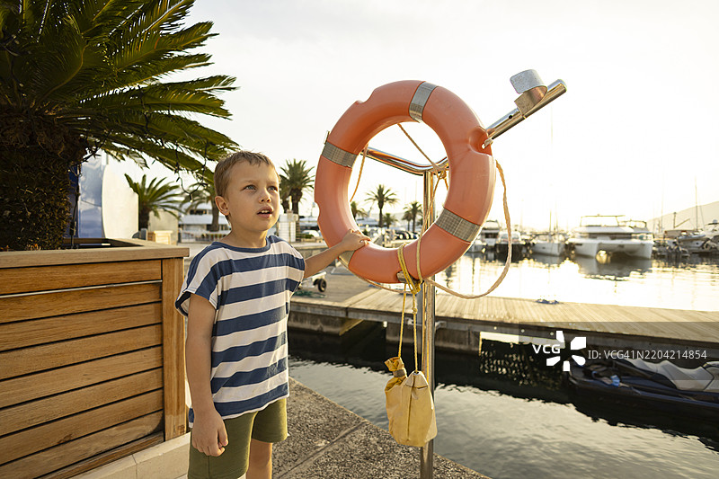 幼儿在海洋中玩救生圈图片素材