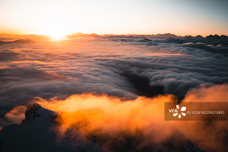 日出时分的山脉鸟瞰图图片素材