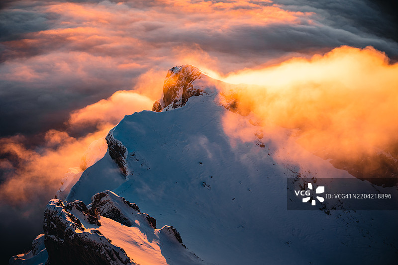 日出时分的山脉鸟瞰图图片素材