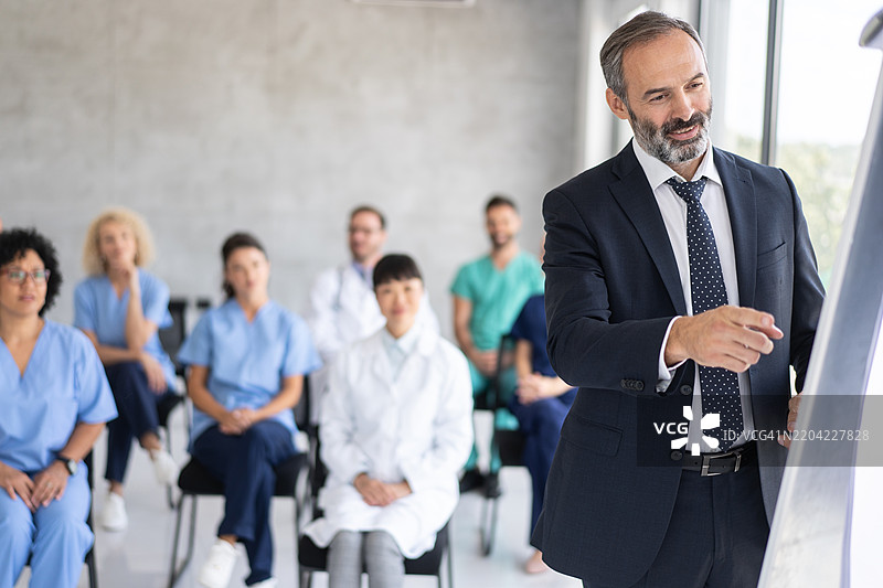 医疗专业人士会议中的引人入胜的演示图片素材