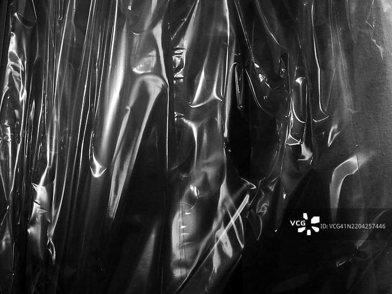 黑色波纹塑料防水布，带有光线反射图片素材