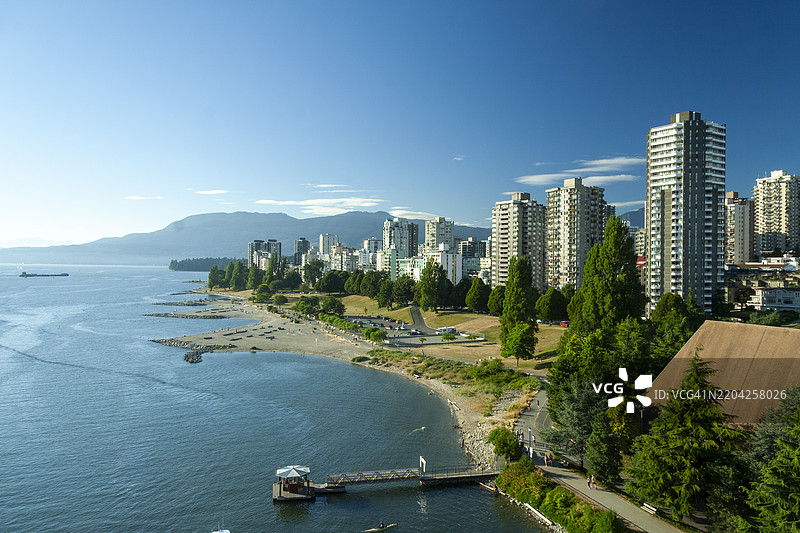 从布拉德街桥俯瞰温哥华天际线图片素材