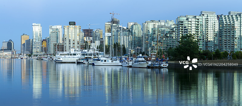 温哥华日落时分的天际线，拍自斯坦利公园图片素材