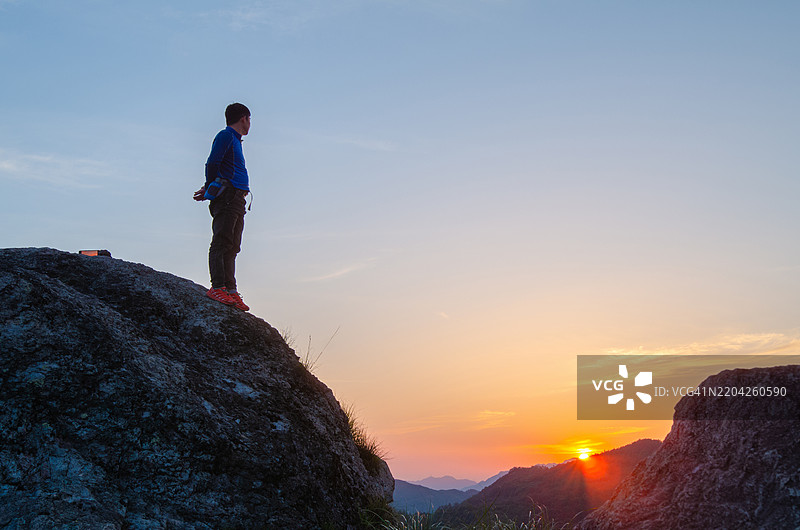 在山顶观看日落图片素材