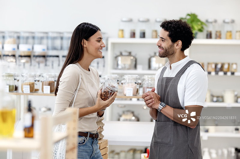 零废弃补充商店通过允许顾客选择他们喜欢的数量来提升购物体验，从而实现更个性化的购物方式。图片素材