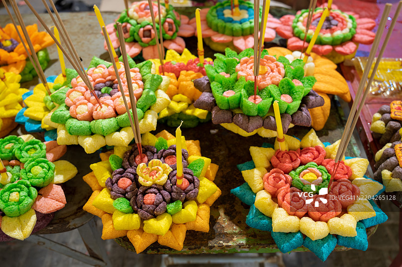 在清迈市，许多五彩缤纷的克拉通（Krathong）装饰着鲜花、香和蜡烛，准备在泰国的水灯节（Loi Krathong）期间漂浮在河上。图片素材