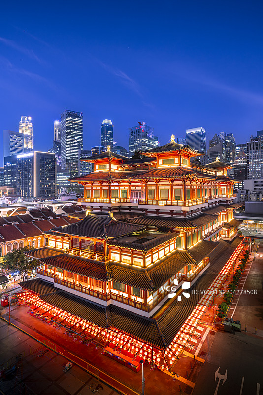 新加坡佛牙寺与城市天际线图片素材