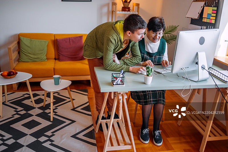 在家与老年人共度时光，教他们使用电脑图片素材