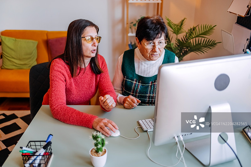 在家与老年人共度时光，教他们使用电脑图片素材