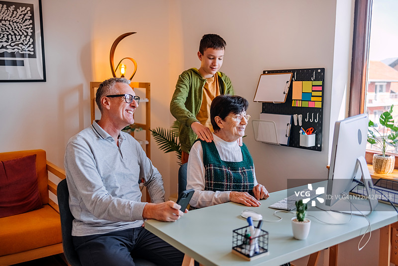 在家与老年人共度时光，教他们如何使用电脑图片素材