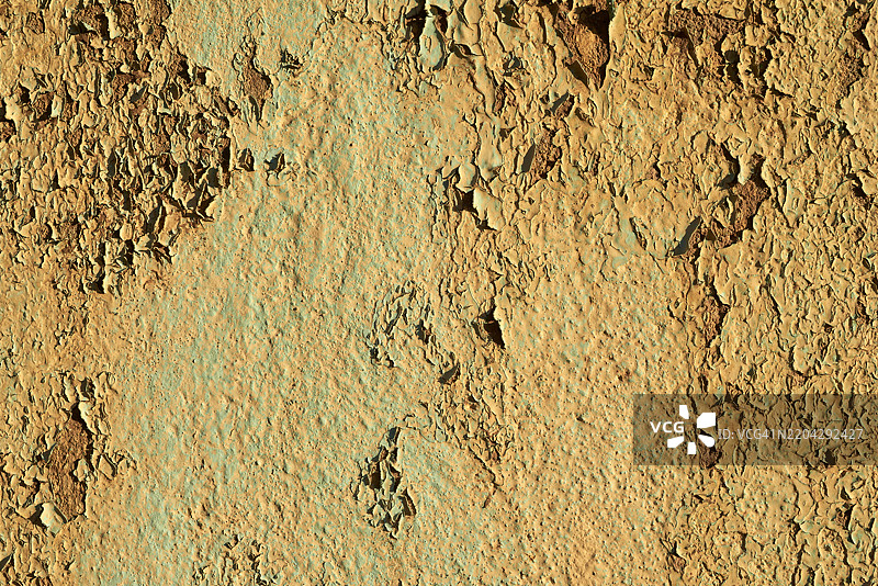 老旧的风化墙壁，剥落的油漆显示出岁月的痕迹和衰败的迹象图片素材