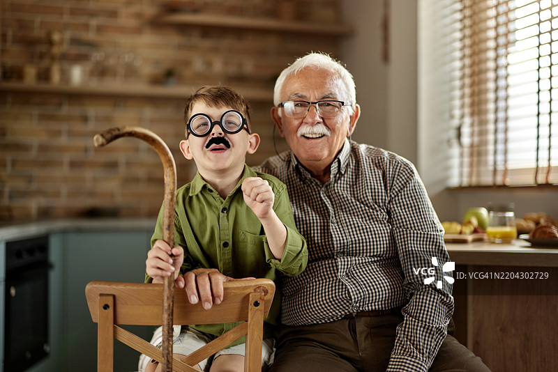 我和我的爷爷一模一样！图片素材