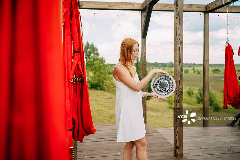 年轻的陶艺家在豪华露营地展示手工制作的盘子图片素材