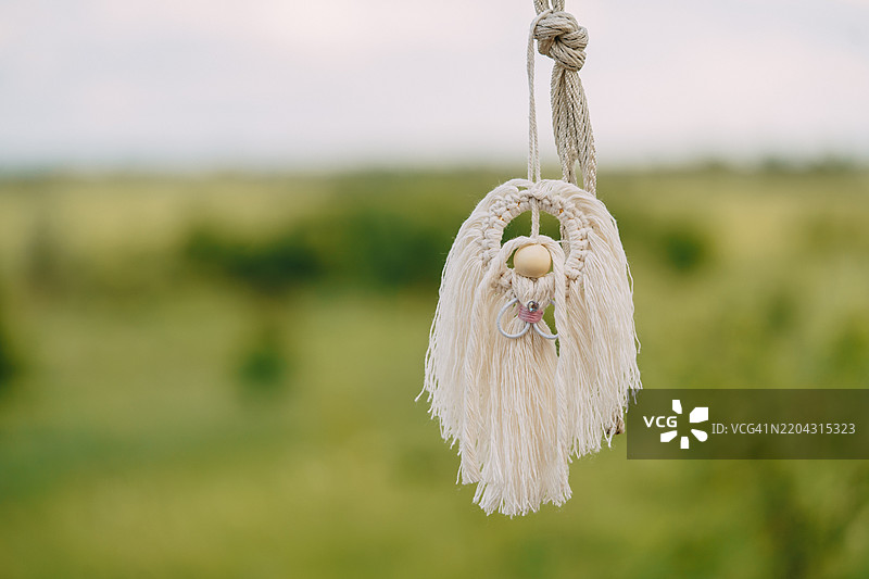 用绿色背景装饰的挂毯天使，象征着希望与和平图片素材