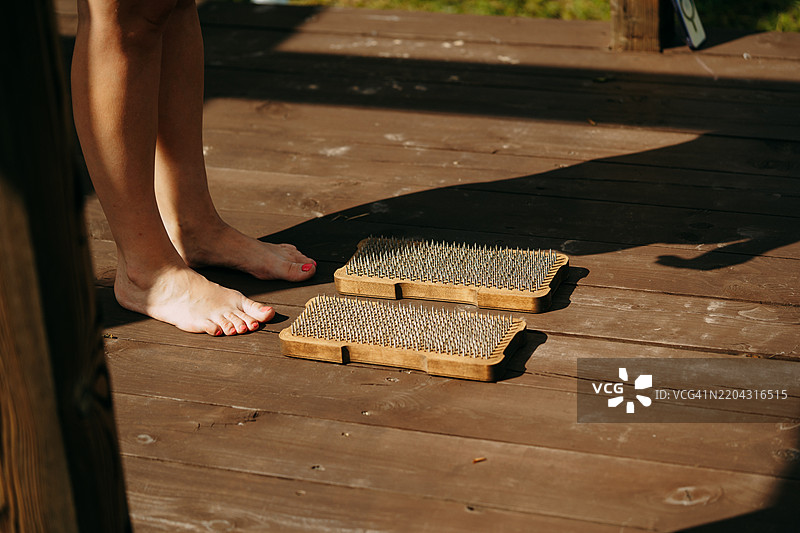 女人在木甲板上准备站在沙杜板上图片素材