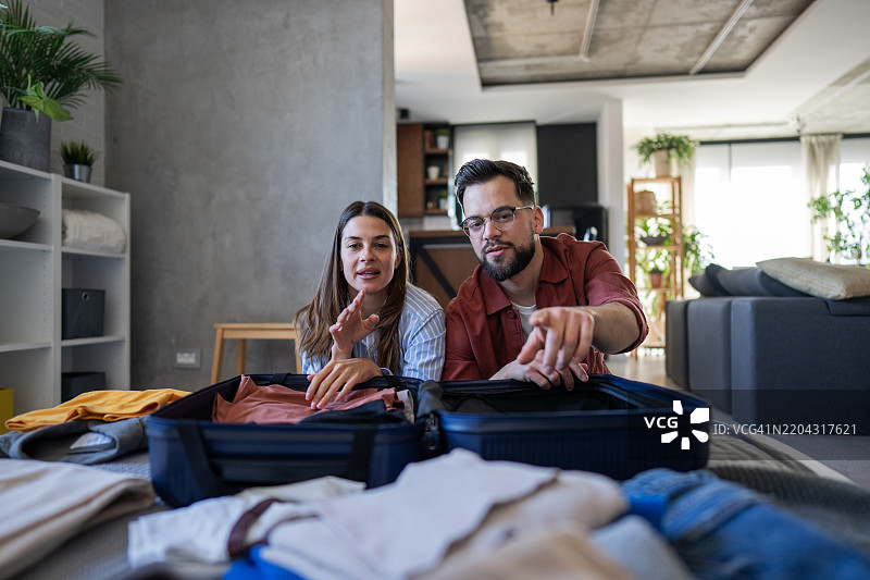 快乐的情侣在现代公寓里打包行李图片素材