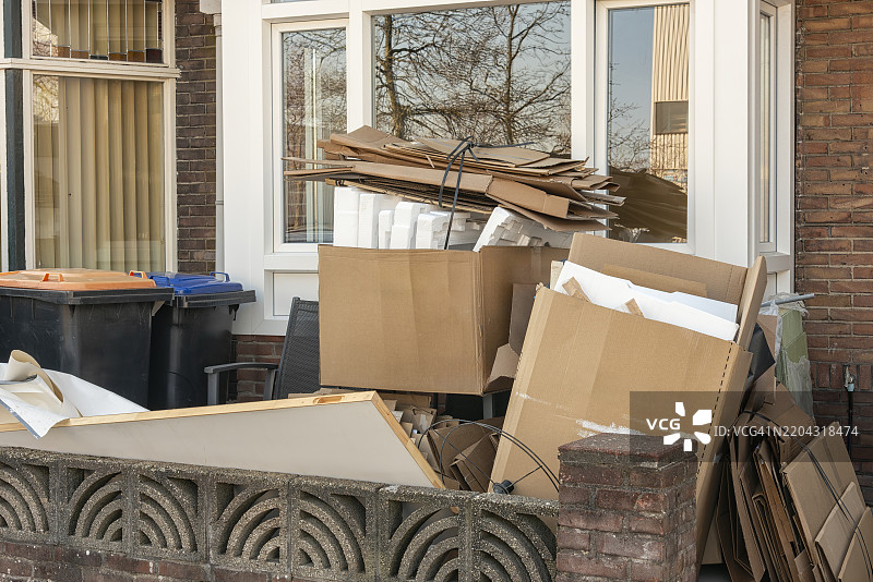 纸板和泡沫塑料垃圾躺在外面图片素材