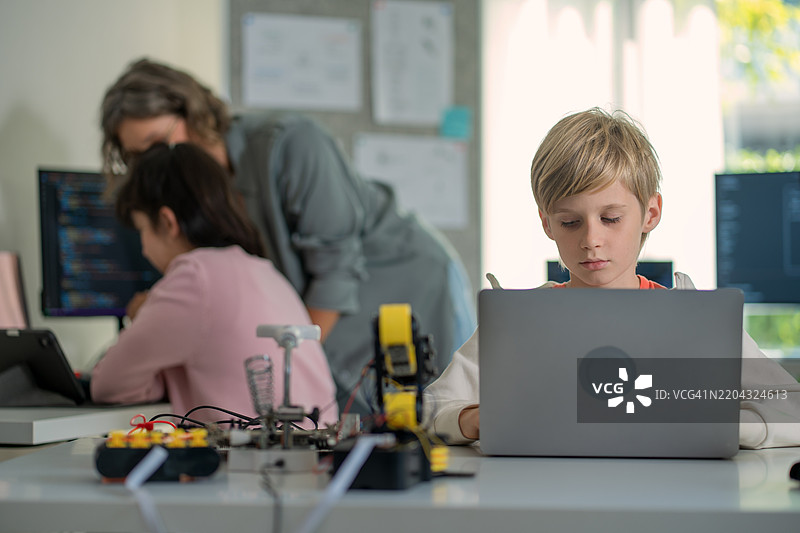 开创新局面：教师与学生在未来主义机器人实验室 – 人工智能与技术。图片素材