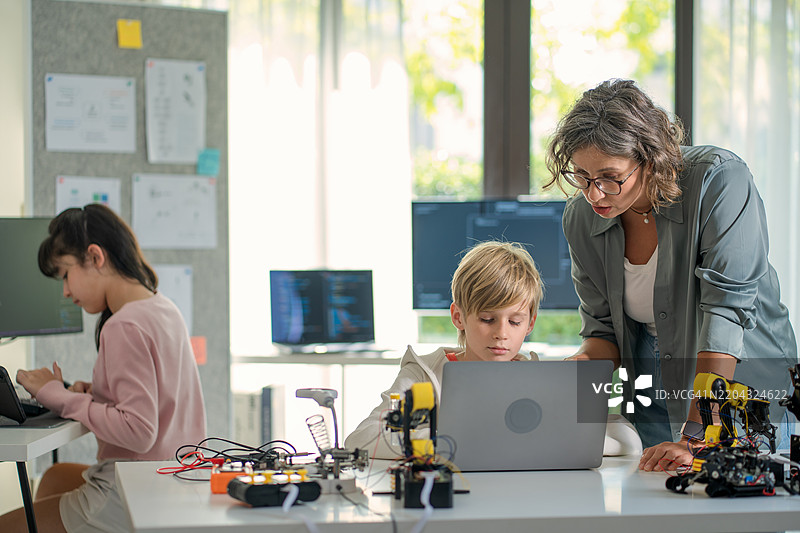创新机器人课程：多种族学生与教师探索人工智能技术。图片素材
