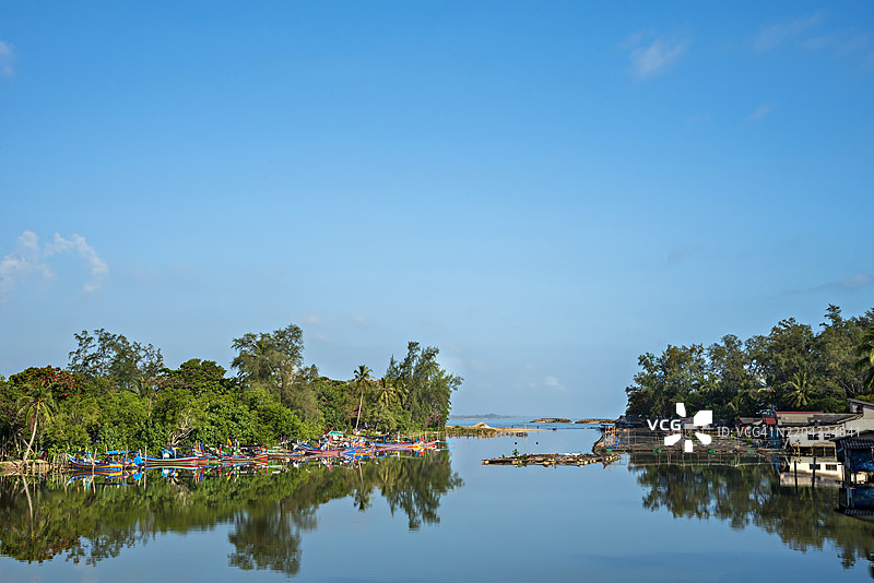 当地渔民社区位于海边。图片素材