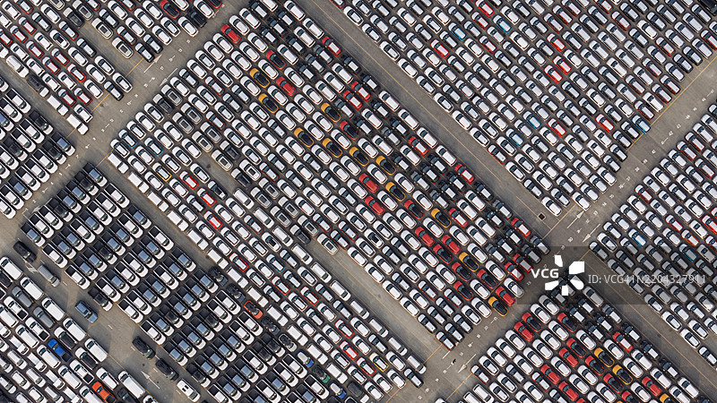 港口新车排队待出口的鸟瞰图。图片素材