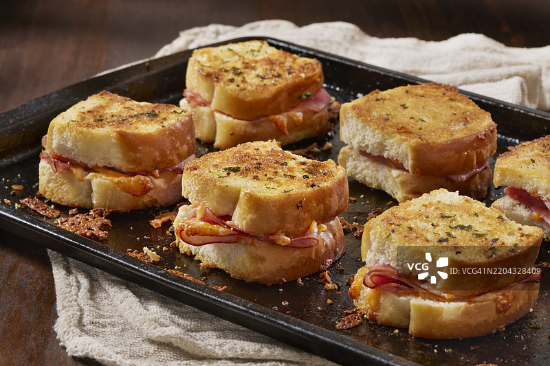 准备时尚迷你烤奶酪火腿三明治图片素材