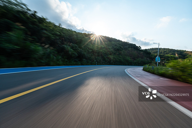 日落时分的蜿蜒山路图片素材