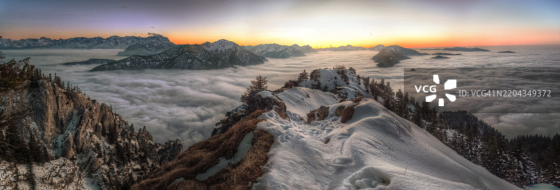 日落时分，雪山与天空的全景景观图片素材