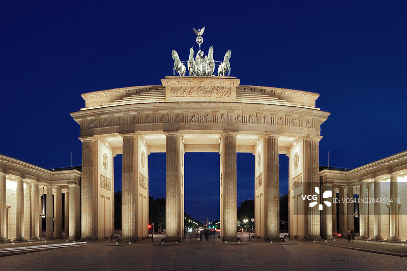 德国首都柏林的勃兰登堡门和巴黎广场在蓝色时刻的景象图片素材