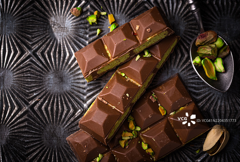 迪拜巧克力夹卡达伊夫开心果馅图片素材