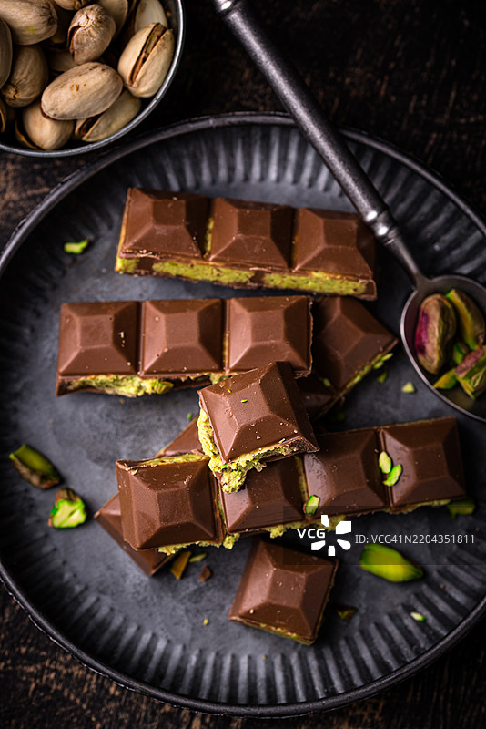 迪拜巧克力夹心卡达伊夫开心果馅图片素材