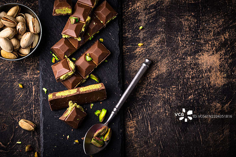 迪拜巧克力夹卡达伊夫开心果馅图片素材