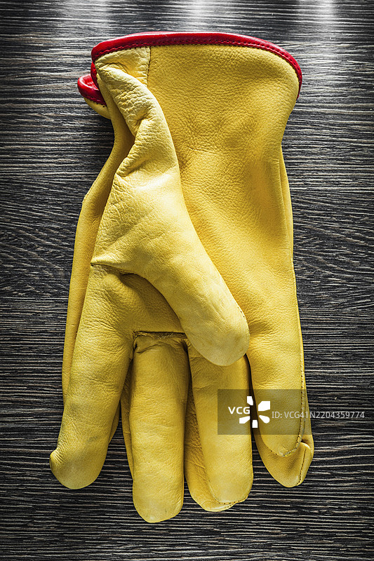木板上的皮革保护手套图片素材