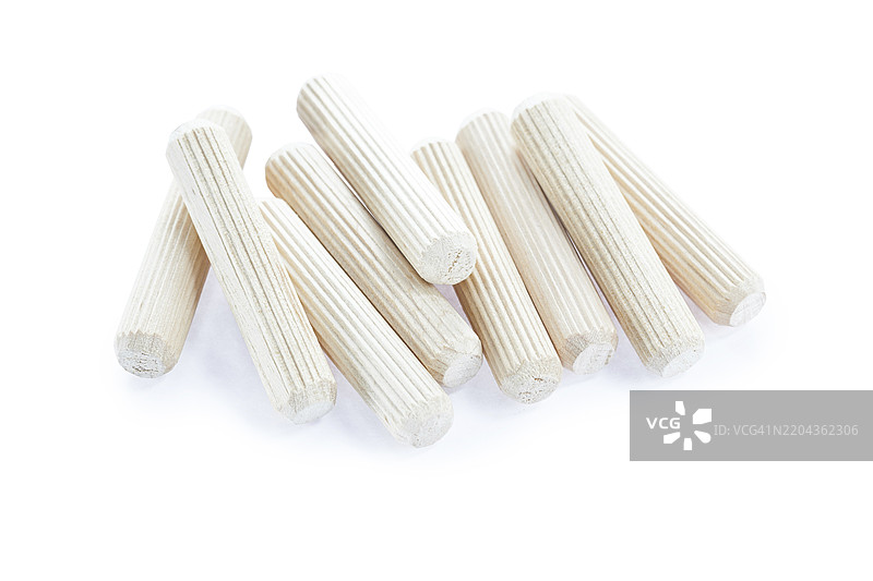 一堆建筑用木榫在白色背景上孤立展示图片素材