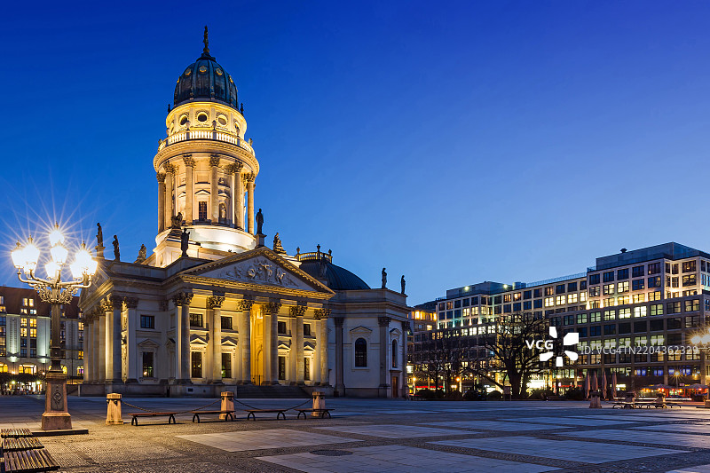 德国首都柏林的蓝色时刻，德国大教堂与甘丹门广场景色图片素材