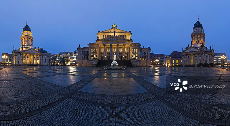 德国首都柏林蓝色时刻的甘丹门广场雨后景象图片素材