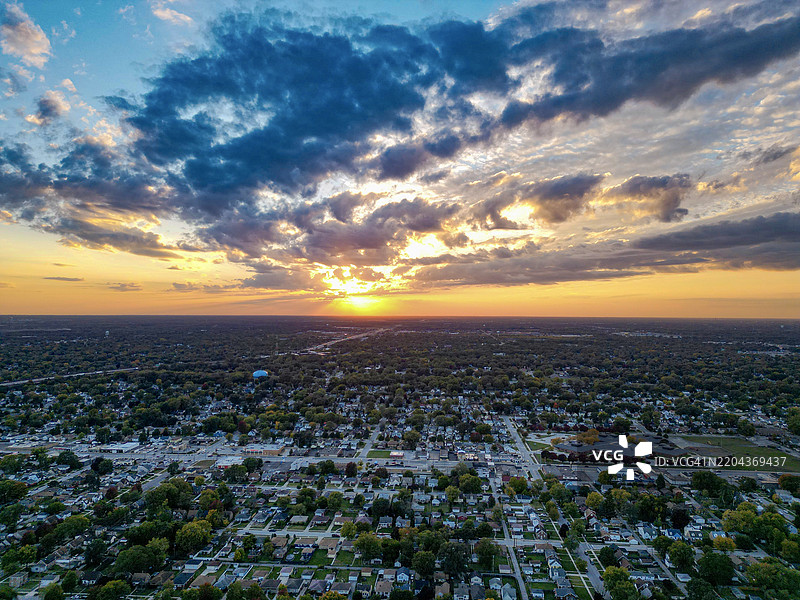 日落时分，印第安纳州哈蒙德市的高角度城市景观与天空相映成趣图片素材
