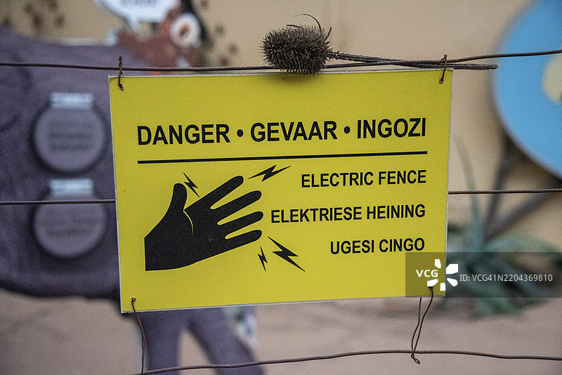 电围栏的黄色警告标志（多种语言，德国，欧洲）图片素材