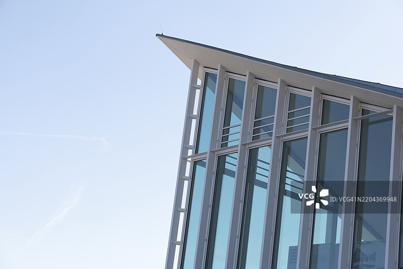 列入保护的超曲面壳体的玻璃外立面，细节视图，按照建筑师乌尔里希·穆特的设计建造，德国萨克森-安哈尔特州马格德堡，欧洲图片素材