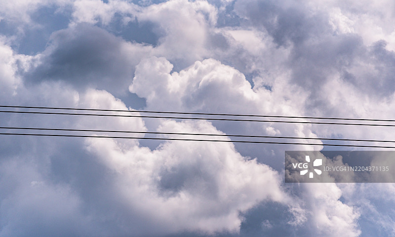 低角度视图下的电缆与多云的天空，乌克兰外喀尔巴阡地区图片素材