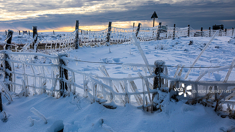雪覆盖的田野与天空的美丽景色图片素材