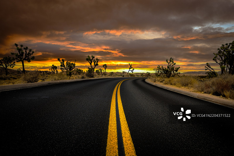 日落时分，空旷的道路与天空，约书亚树，加利福尼亚州，美国图片素材